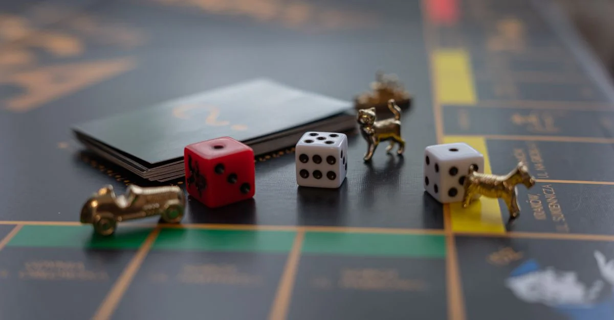 Gros plan sur les pièces du jeu de Monopoly, notamment les dés et les pions, idéal pour des soirées jeux en famille.